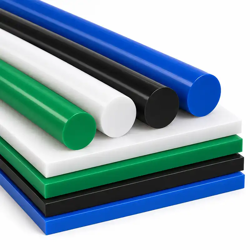 Lavorazione CNC PE HD 500 — semilavorati bianco, nero, verde e blu